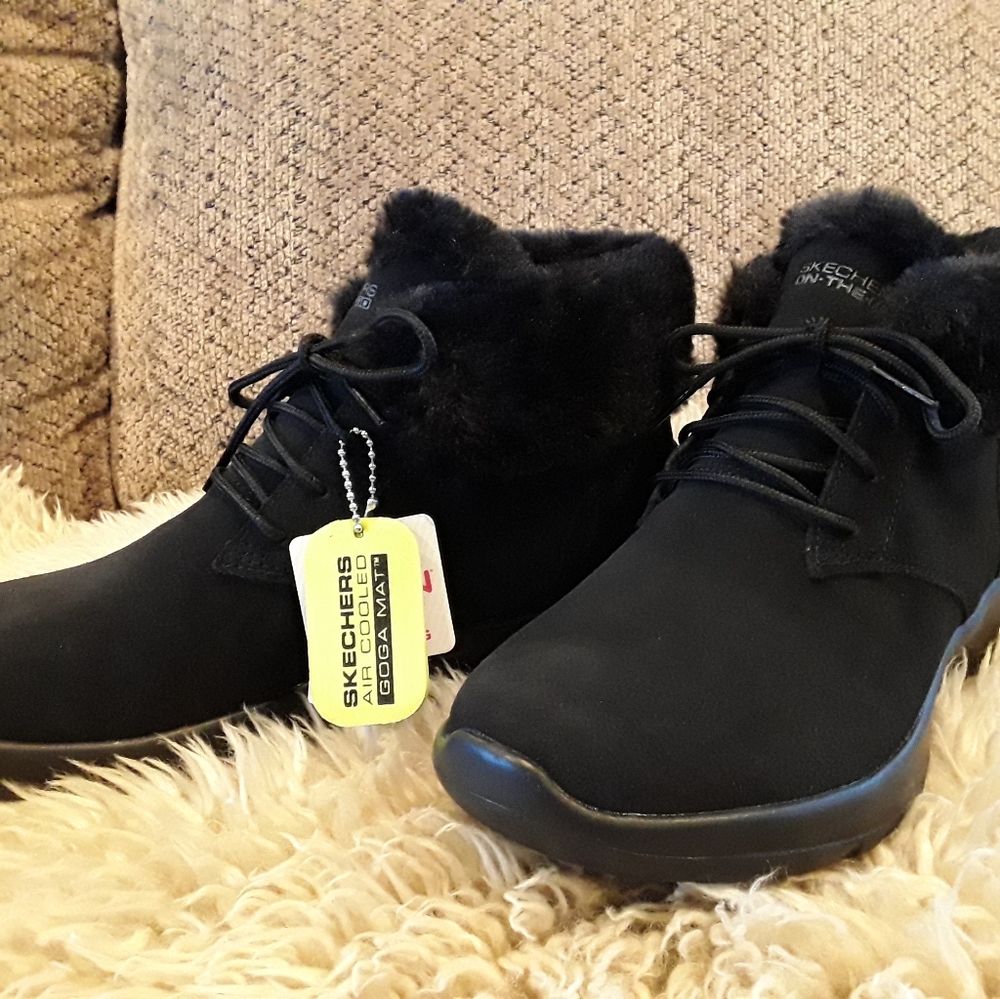  Women's Skechers Go Joy Lush Short Winter Boot